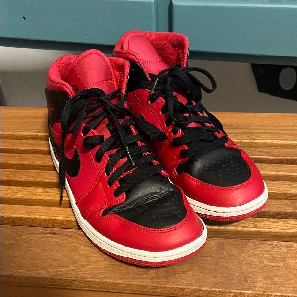 Nike Men's Bold Red and Black Sneakers